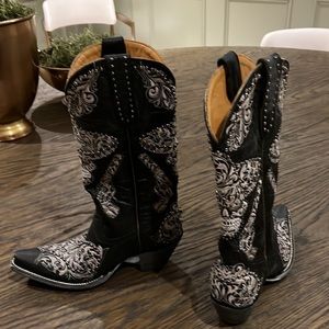 Gorgeous black old gringo boots with small studs in beautiful design